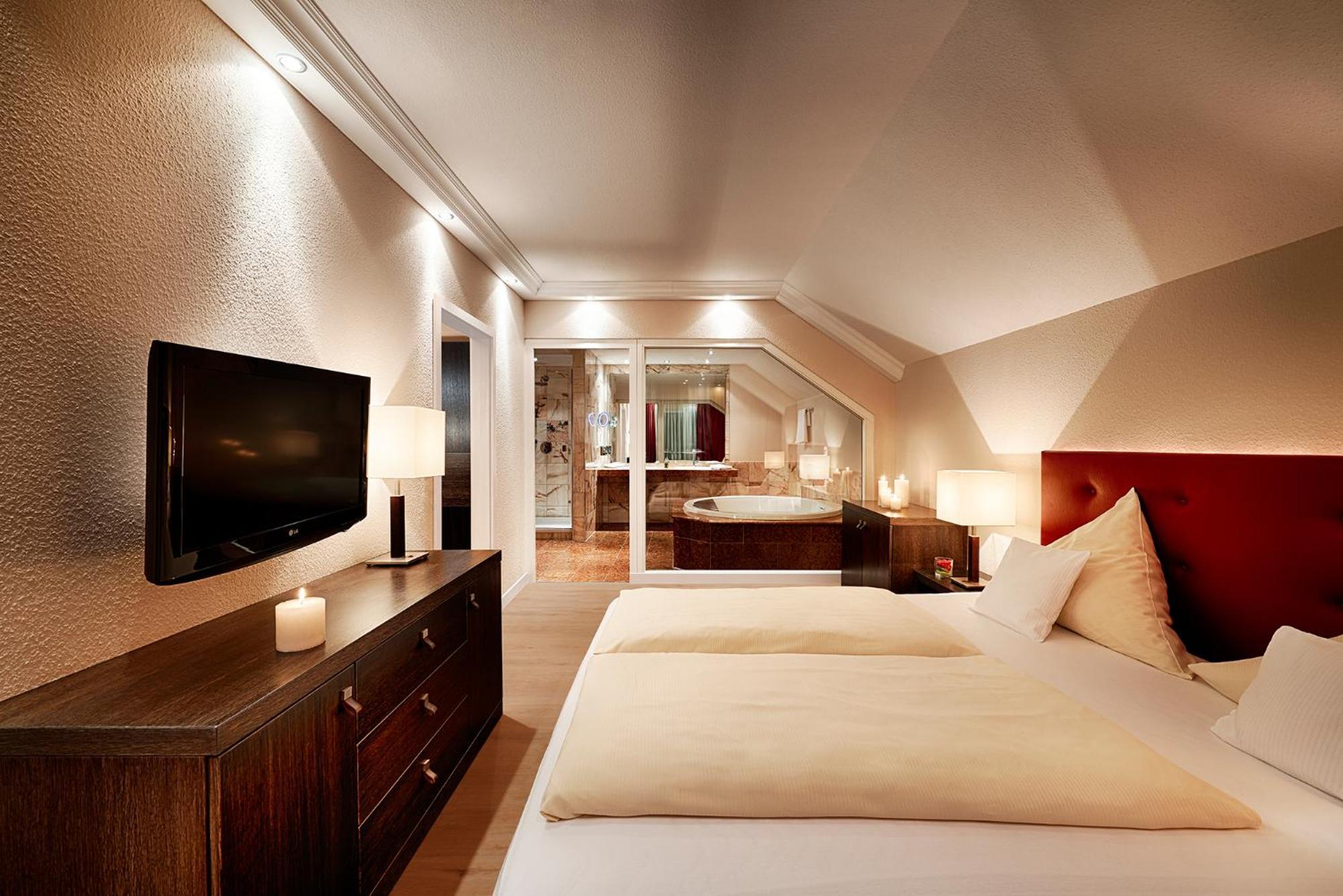 Hotel Kronelamm Im Schwarzwald Бад-Тайнах-Цавельштайн Экстерьер фото
